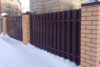 Забор из евроштакетника в шахматном порядке 30 метров фото в Звёздном городке
