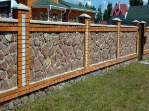 Кирпичный забор с камнем 12 метров фото в Звёздном городке