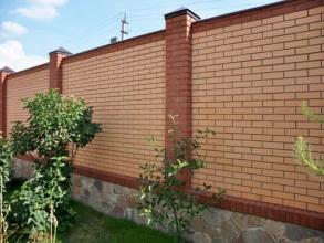 Кирпичный забор сплошной 80 метров фото в Звёздном городке