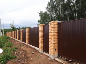 Кирпичный забор на ленточном фундаменте 12 метров фото в Звёздном городке