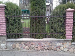 Сварные заборы с кирпичными столбами 80 метров фото в Звёздном городке