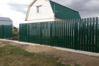 Забор из евроштакетника на ленточном фундаменте 70 метров фото в Звёздном городке